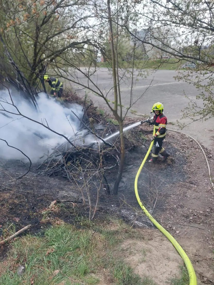 V nedeľu večer 🚨 nás KOS vyslalo ku požiaru 🔥 krovinatého porastu za asfaltovým ihriskom Strednej priemyselnej školy Martine