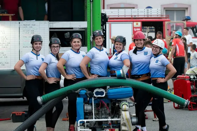 Noční soutěž v požárním útoku Roseč