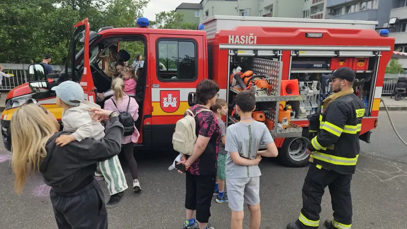 Naše ukážky pre tých najmilších ❤️🚒🧑🚒 Ukážky na MŠ Karadžičova, MŠ Jeséniova a na komunitnej akcii most pre všetkých.
