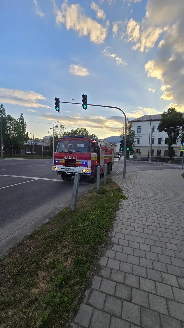 Včera v podvečerných 🏙️ hodinách nás KOS požiadalo o vyslobodenie uviaznutej vrany 🦅 v ochrannej sieti v OC Galéria